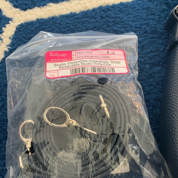 Thirty one bag that changes to a cross body. - Picture 3 of 3